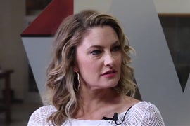‘Riverdale’ Star Mädchen Amick Reveals We’ll Soon Know Who Killed Jason Blossom (Exclusive Video)