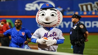 Mets Mascot Gives Fan the Finger and Twitter Celebrates