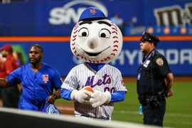Mets Mascot Gives Fan the Finger and Twitter Celebrates