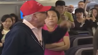 Angry Trump Supporter Kicked Off United Flight as Passengers Shout ‘Lock Him Up!’ (Video)