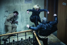 ‘Atomic Blonde’ Review: Charlize Theron Overcomes Bad Guys and the Script in Uneven Spy Thriller