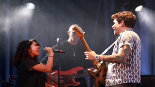John Mayer, Alessia Cara Duet on Zedd’s ‘Stay’ at LA Dive Bar (Video)