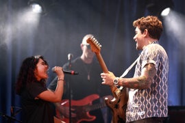 John Mayer, Alessia Cara Duet on Zedd’s ‘Stay’ at LA Dive Bar (Video)