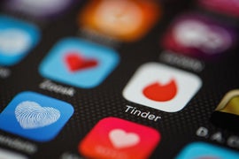Here’s What Your Tinder Profile Should (and Shouldn’t) Say, According to Online Dating Guru