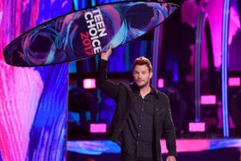 Ratings: No Miley Cyrus? No Problem – Teen Choice Awards Grow Double Digits From 2016