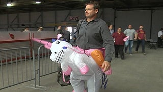 Arizona Cardinals QB Carson Palmer Arrives at ‘Monday Night Football’ Wearing Unicorn Costume
