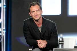 Jude Law Didn’t Go to Wand School Before ‘Fantastic Beasts 2,’ So He Practiced With a Twig