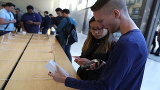No Love for iPhone 8: New Apple Device Lags Behind iPhone 7 Sales