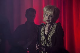 ‘Twin Peaks’ Theme Singer Julee Cruise Says Finale Was ‘Slap in the Face’