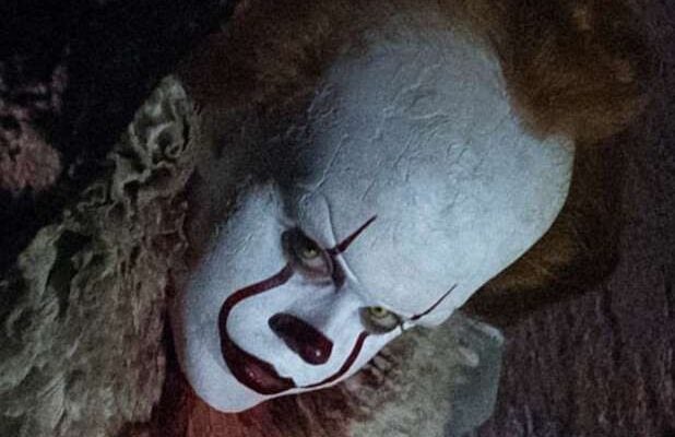 Featured image of post Movie Pennywise Mouth Open / In the alternate movie opening, pennywise is crestfallen when he fails to catch hold of little georgie when he snatches the paper boat out of when asked about the alternate movie opening, pennywise actor bill skarsgard told ew that he didn&#039;t remember shooting that version of the scene.