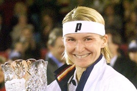 Jana Novotna, Wimbledon Champion Tennis Player, Dies at 49