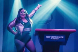 ‘SNL’: Sarah Huckabee Sanders Sings Demi Lovato’s ‘Confident’ During White House Press Briefing (Video)