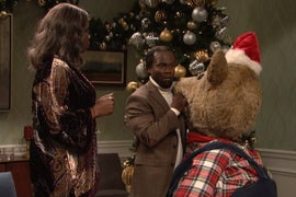 ‘SNL’: Leslie Jones Makes Kevin Hart Tongue Kiss a Stuffed Bear at a Christmas Party (Video)