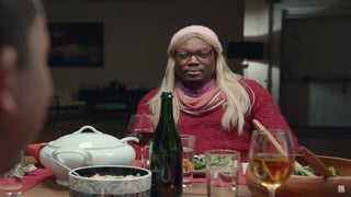 ‘SNL’: Weekend Update Host Michael Che Goes Undercover as a Liberal White Woman (Video)