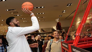 NBA Star Anthony Davis’ Historic Career-High Game Is ‘Out of This World’