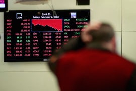Wall Street Plunges as Netflix, Apple and Facebook Suffer Big Losses