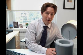 ‘SNL’: Beck Bennett Keeps Up His Productivity By Pooping In His Office Supplies (Video)