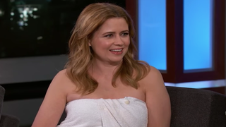Jenna Fischer Wears a Towel on ‘Kimmel’ After Her Zipper Breaks (Video)