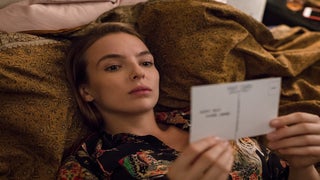 ‘Killing Eve’ Opening Scene Sets Up Viewers for ‘the Unexpected,’ Star Jodie Comer Says