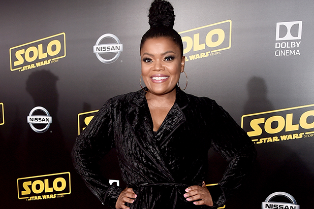 Yvette Nicole Brown to Replace Chris Hardwick as 'Walking Dead' Panel  Moderator at Comic-Con