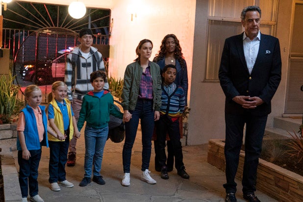 MIA ALLAN, ELLA ALLAN, JAKE CHOI, TYLER WLADIS, LEIGHTON MEESTER, DEVIN TREY CAMPBELL, KIMRIE LEWIS, BRAD GARRETT Single Parents