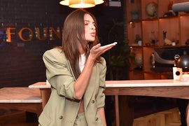 Party Report: Emily Ratajkowski Blows Kisses, ‘Stranger Things’ Kids Get a Real Scare (Photos)