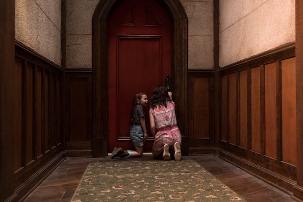 Konserveringsmiddel tilbagebetaling er der Haunting of Hill House' Creator Explains How They Kept Red Room Twist  Hidden Until the Very End