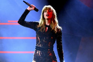 Taylor Swift Performs at AMAs