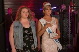 ‘Dumplin” Film Review: Jennifer Aniston and Danielle Macdonald Deserve Trophies for Elevating Sentimental Dramedy