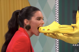 Kendall Jenner Eats a Real Crocs Clog on ‘Tonight Show’ (Video)