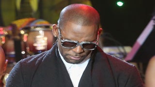 Watch R. Kelly Surrender to Chicago Police (Video)