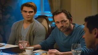 ‘Riverdale’ Showrunner: First Episode After Luke Perry’s Death ‘Finds Fred Doing What He Does Best – Helping Archie’