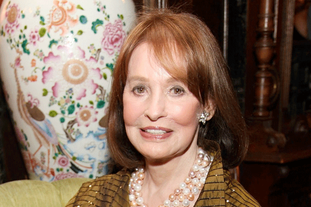 Gloria Vanderbilt, Designer and Mother of CNN's Anderson Cooper, Dies at 95