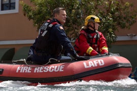 ‘9-1-1’: Peter Krause Talks Filming Underwater for Tsunami Episode, Ronda Rousey’s ‘Perfect Casting’ (Video)