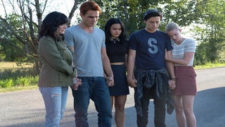 ‘Riverdale’ Showrunner on Fred’s ‘Heroic Death,’ Honoring Luke Perry With Shannen Doherty Cameo