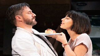 ‘Seared’ Theater Review: Raúl Esparza Sizzles in Theresa Rebeck’s New Top-Chef Comedy