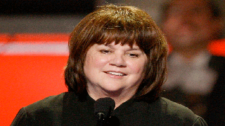 Linda Ronstadt Needles Secretary of State Mike Pompeo for ‘Enabling Donald Trump’ – To His Face