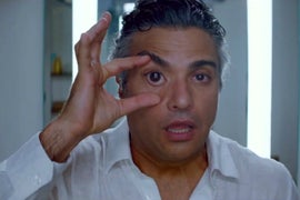 ‘Las Pildoras de Mi Novio’ Film Review: Jaime Camil Attempts to Elevate the Mood of Distasteful Comedy