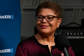 Karen Bass Sworn in as Mayor of Los Angeles, Vows to End Homelessness: ‘We Will Never Give Up’