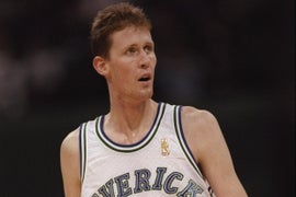 Shawn Bradley, Former NBA Star in Original ‘Space Jam,’ Paralyzed in Bicycle Accident
