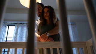 ‘False Positive’ Film Review: Ilana Glazer Thriller Holds a Scalpel to the Idea of ‘Mommy Brain’