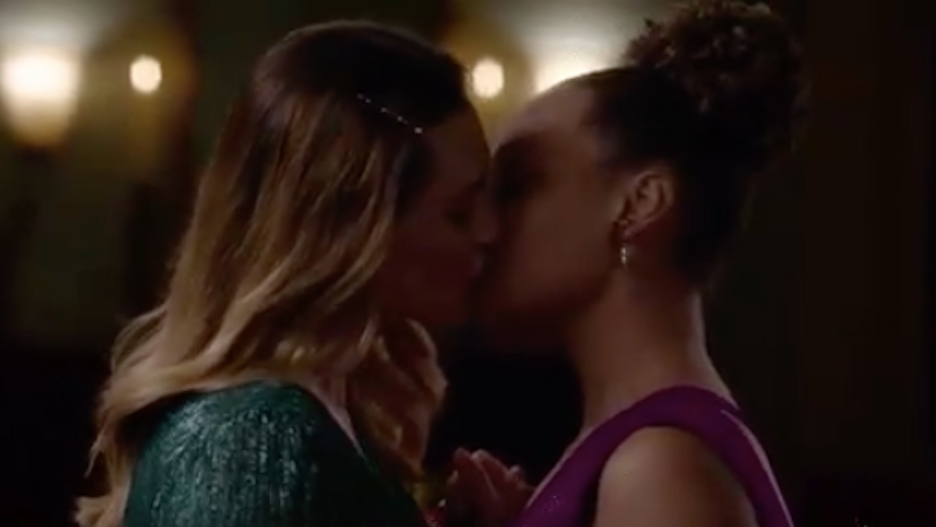 Sexy lesbians kissing 8