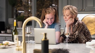 ‘Hacks’ Creators’ Biggest Challenge: Writing Deliberately ‘Stale’ Jokes for Jean Smart’s Aging Stand-Up