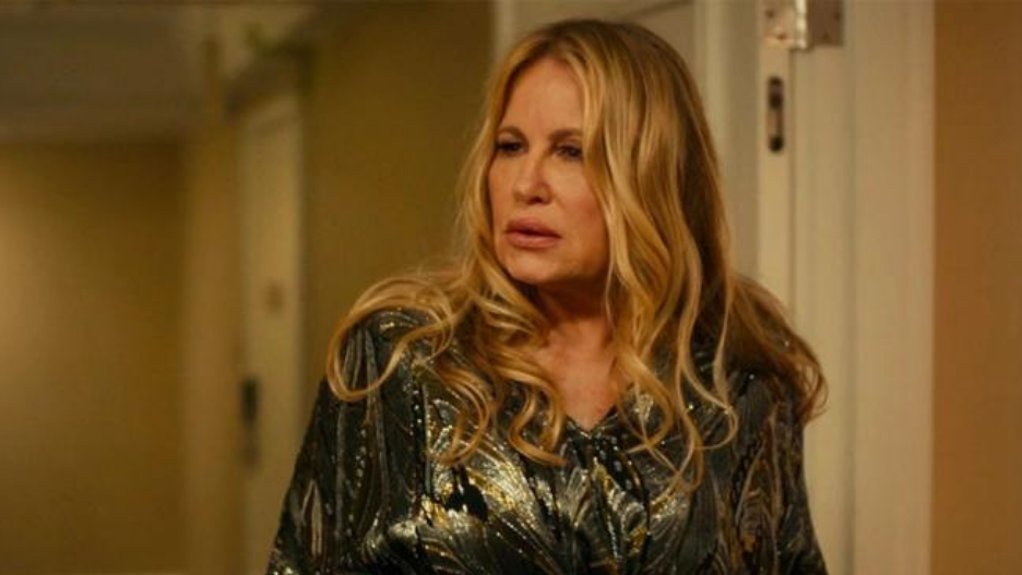 Tanya McQuoid (Jennifer Coolidge) arrives at The White Lotus with her  mother's ashes hoping to have a lowkey trip. Yet when she encounters new  people and, By 3BB Shop สาขาอ้อมใหญ่