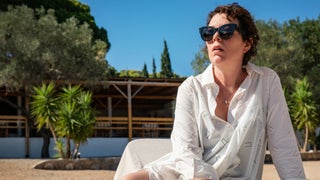 ‘The Lost Daughter’ Film Review: Maggie Gyllenhaal Captures the Secret Life of Mothers