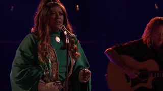 Watch ‘The Voice’ Contestant Wendy Moten Perform With Casts on Both Arms After Last Week’s Frightening Fall (Video)