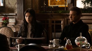 hawkeye-episode-4-hailee-steinfeld-jeremy-renner