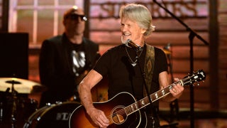 Kris Kristofferson, ‘A Star Is Born’ Actor and Grammy-Winning Singer-Songwriter, Dies at 88
