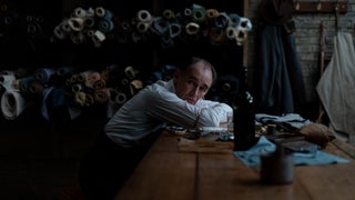 ‘The Outfit’ Film Review: Gangster Drama About Mob Tailor Loses the Thread
