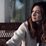 ‘WeCrashed’: Anne Hathaway Explains Why She Avoided ‘Judgment’ While Playing WeWork Co-Founder Rebekah Neumann (Video)